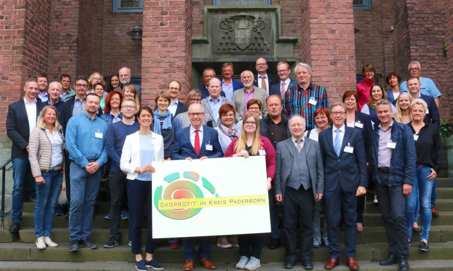 Vertretung  von elf Unternehmen kamen zum Startschuss des Projekts ÖKOPROFIT®. Mit dabei waren außerdem: Der Landrat des Kreises Paderborn Manfred Müller (vorne Mitte), Prof. Dr. Werner Wertgen (Gastgeber und Prodekan des Fachbereichs Theologie der Katholischen Hochschule Paderborn, erste Reihe, 3. von rechts), Christoph Schön (Vorsitzender des Ausschusses Wirtschaft, Bau und Verkehr, erste Reihe, 2. von rechts) sowie Berater und Beraterin der B.A.U.M. Consult GmbH, regionale und überregionale Kooperationspartner, und politische Vertretung  (Foto: Julia Rotthoff, Kreis Paderborn)